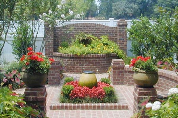 stone-decor-pottery-arrangement-backyard-design