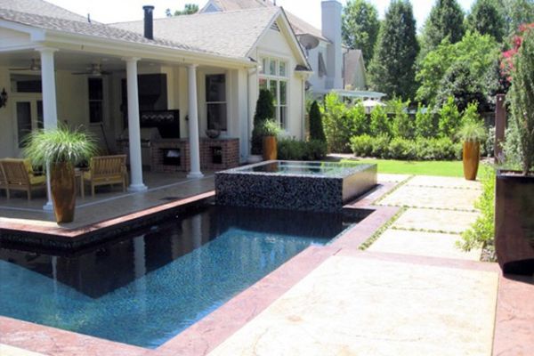 custom-backyard-pool-jacuzzi